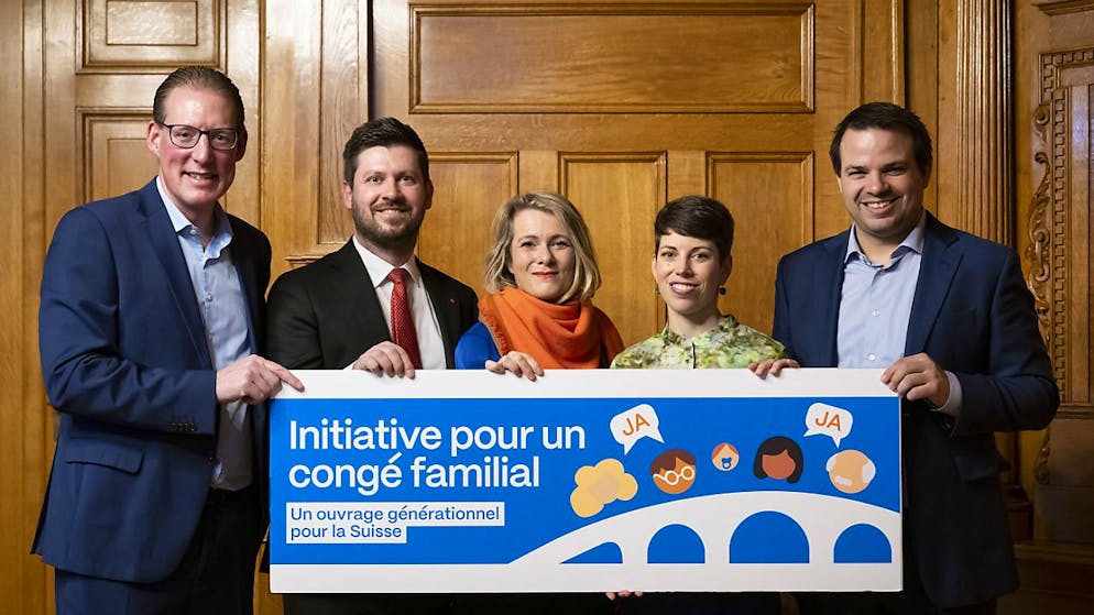 L'alleanza per un congedo famigliare (da sin. Adrian Wüthrich di Travail.Suisse, il consigliere nazionale Dominik Blunschy (Centro/SZ), Kathrin Bertschy di alliance F, Lisa Mazzone, presidente dei Verdi e l'imprenditore Philippe Kühni).
