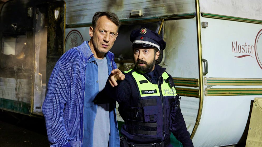 «Tatort» im Check: War der Missbrauch in der katholischen Kirche wirklich systematisch?. Falke (Wotan Wilke Möhring, links) sucht bei einem Polizisten vor Ort (Michael del Coco), Antworten.