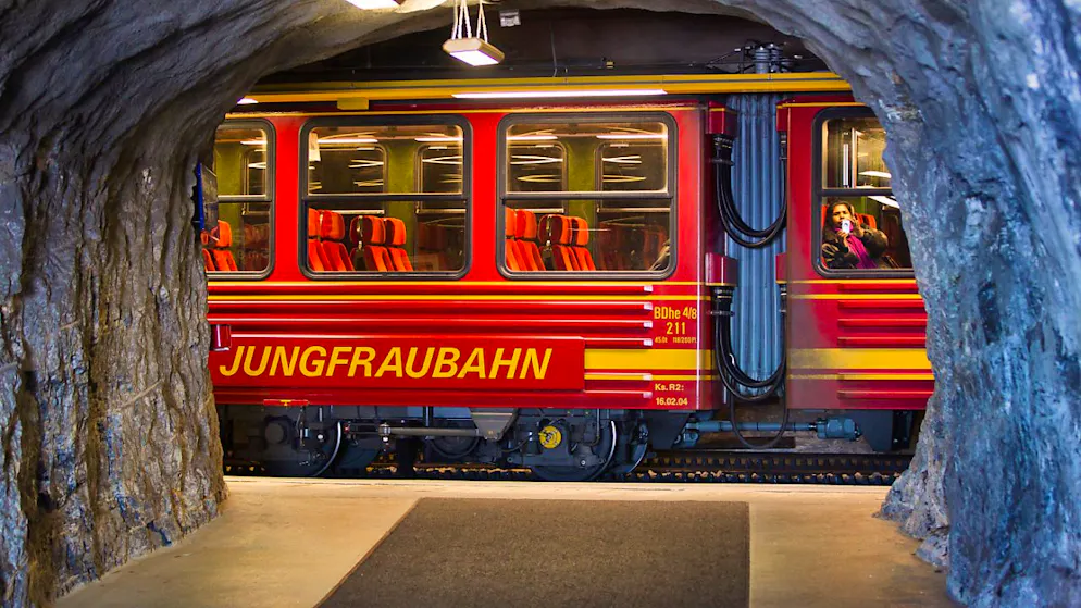 Die Jungfraubahnen bitten ihre Passagiere neu auf Bildschirmen, respektvoll zu bleiben.