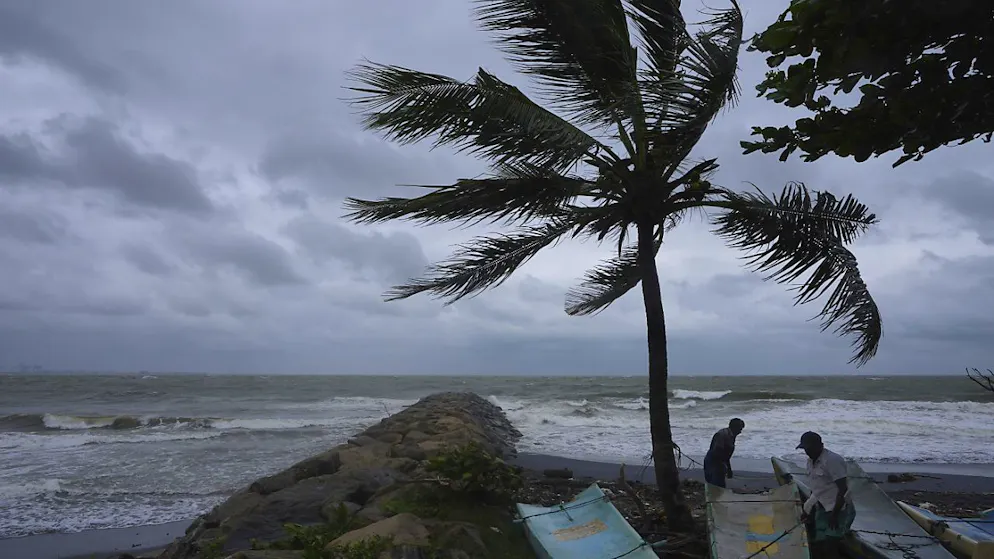La tempête poursuit sa route le long des côtes du Sri Lanka en direction de l'Inde.