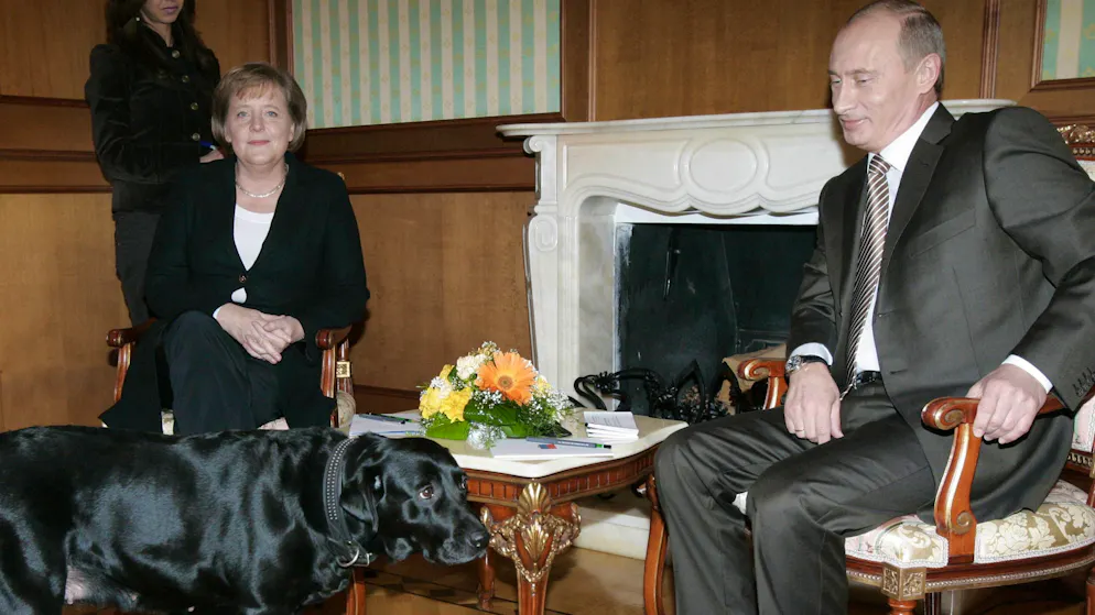 In ihren Memoiren schreibt Merkel, dass Putin «Gefallen an der Situation» gefunden und möglicherweise seine Macht demonstrieren oder sie in Bedrängnis sehen habe wollen.