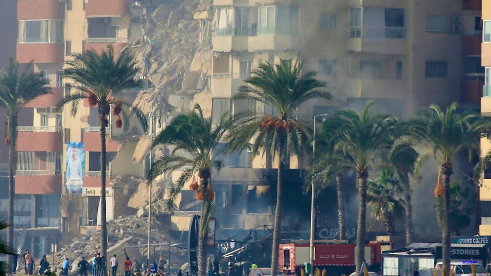 Un edificio colpito in Libano da un attacco aereo israeliano (foto d'archivio)