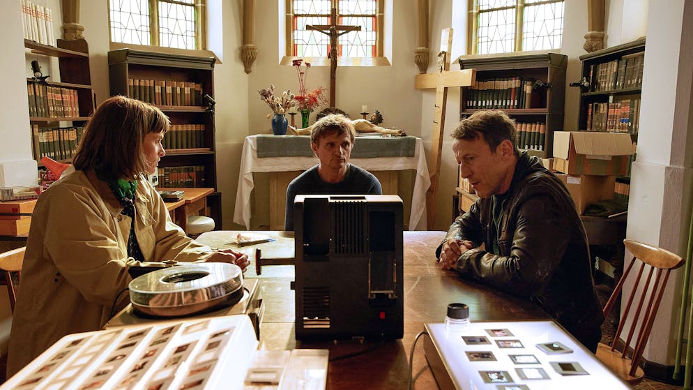«Tatort» im Check: War der Missbrauch in der katholischen Kirche wirklich systematisch?. Falke (Wotan Wilke Möhring, rechts) unterstützt die örtliche Kommissarin Eve Pötter (Lena Lauzemis) bei ihren Ermittlungen. Zusammen befragen sie Klostergast Daniel (Florian Lukas).