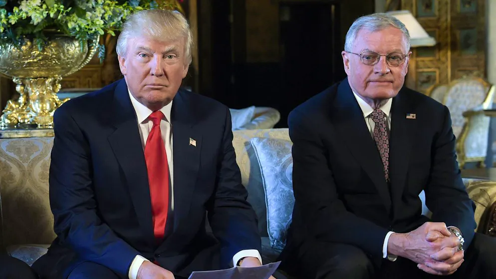 Der damalige US-Präsident Donald Trump (l.) mit Ex-General Keith Kellogg am 20. Februar 2017. 