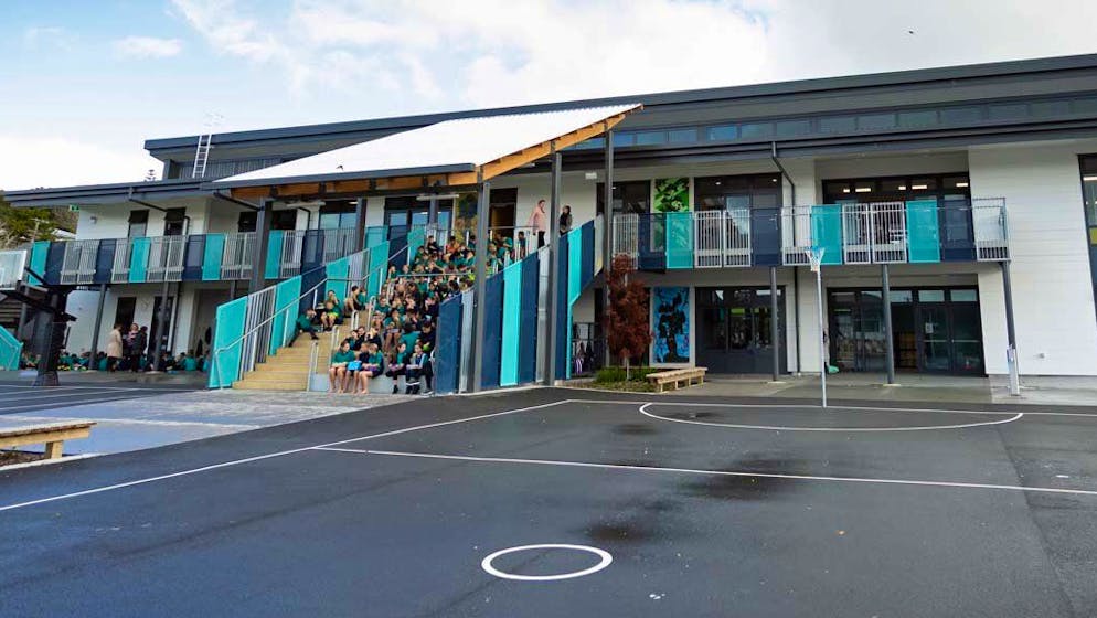 Invece del gong. Ecco perché una campanella scolastica molto originale infastidisce i vicini