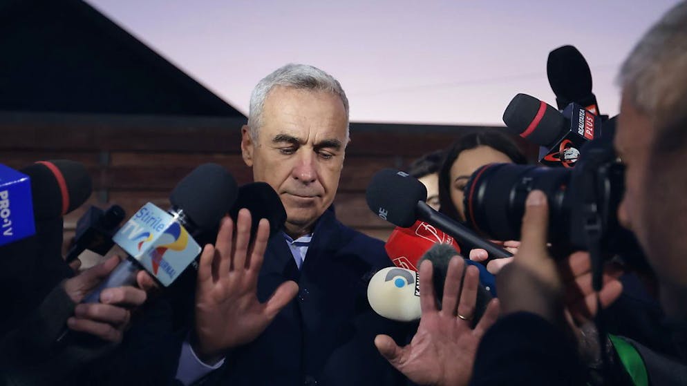 Calin Georgescu est arrivé en tête du premier tour de la présidentielle, mais un recomptage a été décidé.