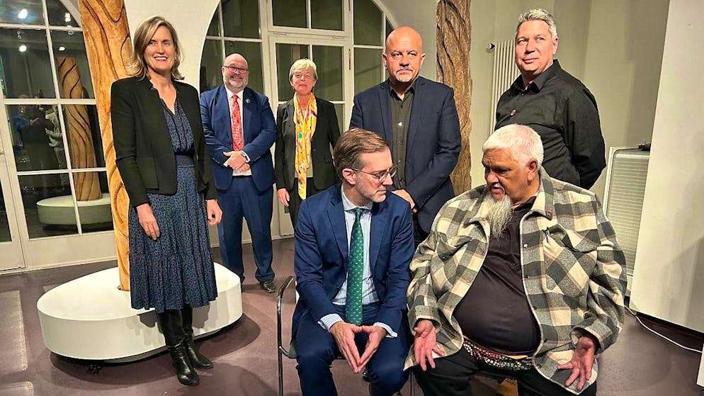 Museum der Kulturen Basel rewarded for restitution of cult object - Gallery. Ceremonial return of the Thulu tree from the Museum der Kulturen Basel to the Australian aboriginal community of the Gamilaraay with representatives of the community, the museum, the Basel government and Australia's ambassador to Switzerland, Elisabeth Day (far left).