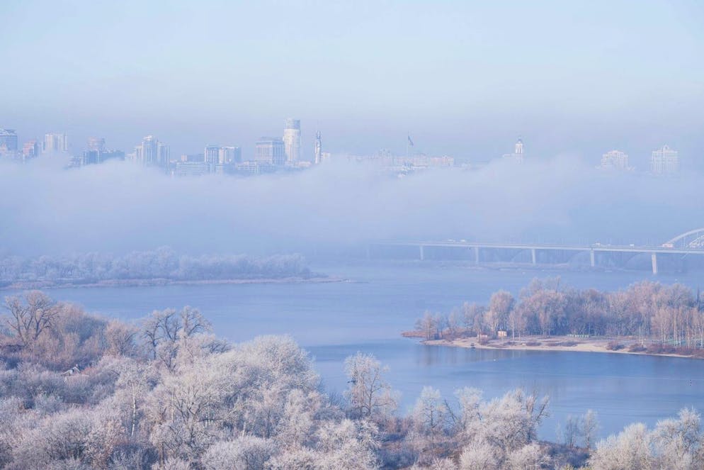 Le monument à la patrie, au centre, et le monastère millénaire des grottes, également connu sous le nom de Kyiv Pechersk Lavra, le site le plus sacré des chrétiens orthodoxes orientaux, sont vus à travers le brouillard matinal sur la rivière Dnipro à Kyiv, en Ukraine, le lundi 25 novembre 2024. (AP Photo/Evgeniy Maloletka)