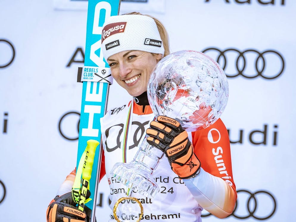 I momenti più emozionanti dello sport svizzero nel 2024. Lara Gut Behrami, che stagione: la ticinese ha vinto la generale di Coppa del Mondo, oltre alle coppette di super-G e di slalom gigante. Poco le mancava per mettere le mani anche sulla classifica di discesa, dov'è giunta seconda.