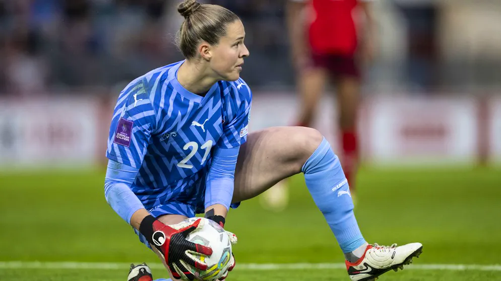 Steep rise to number 1. Three years ago, national team goalie Elvira Herzog still had to wash her jersey herself