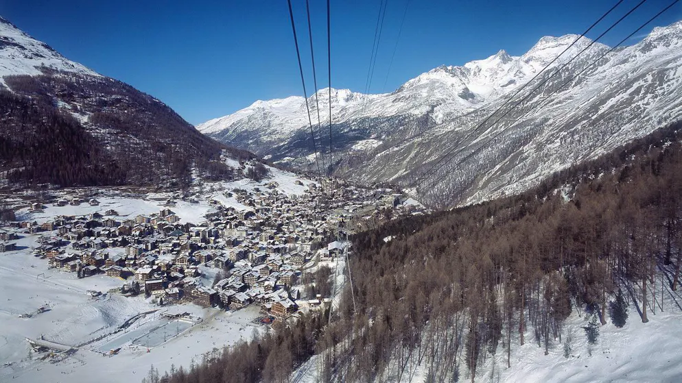 Im Skigebiet Saas-Fee im Wallis ist am Sonntag ein Snowboarder tödlich verunglückt. (Archivbild)
