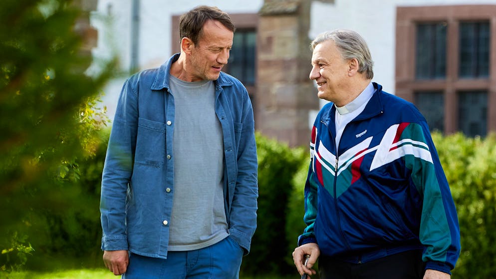 «Tatort» im Check: War der Missbrauch in der katholischen Kirche wirklich systematisch?. Thorsten Falke (Wotan Wilke Möhring, links) lernt im Kloster Pfarrer Otto (Hannes Hellmann) kennen.