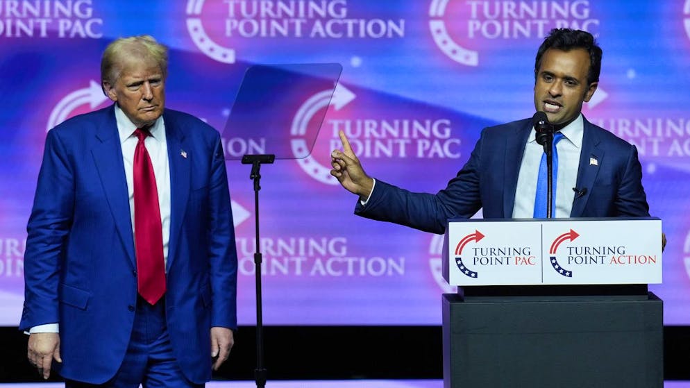 Vivek Ramaswamy – hier mit Donald Trump (links) – ist im Gegensatz zu Elon Musk nur 1,1 Milliarden Dollar schwer.