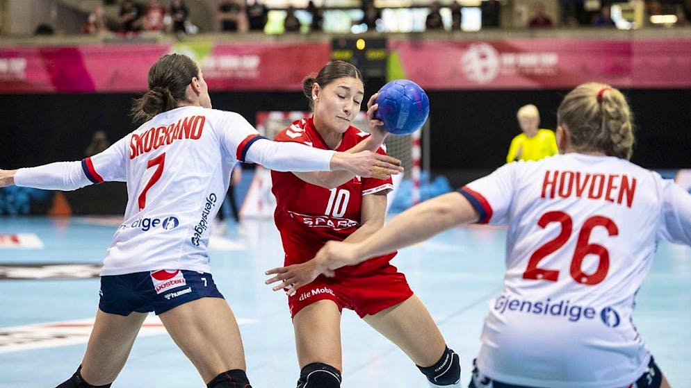 The Swiss women, pictured here with Daphne Gautschi, want to defy the obstacles at the European Championships