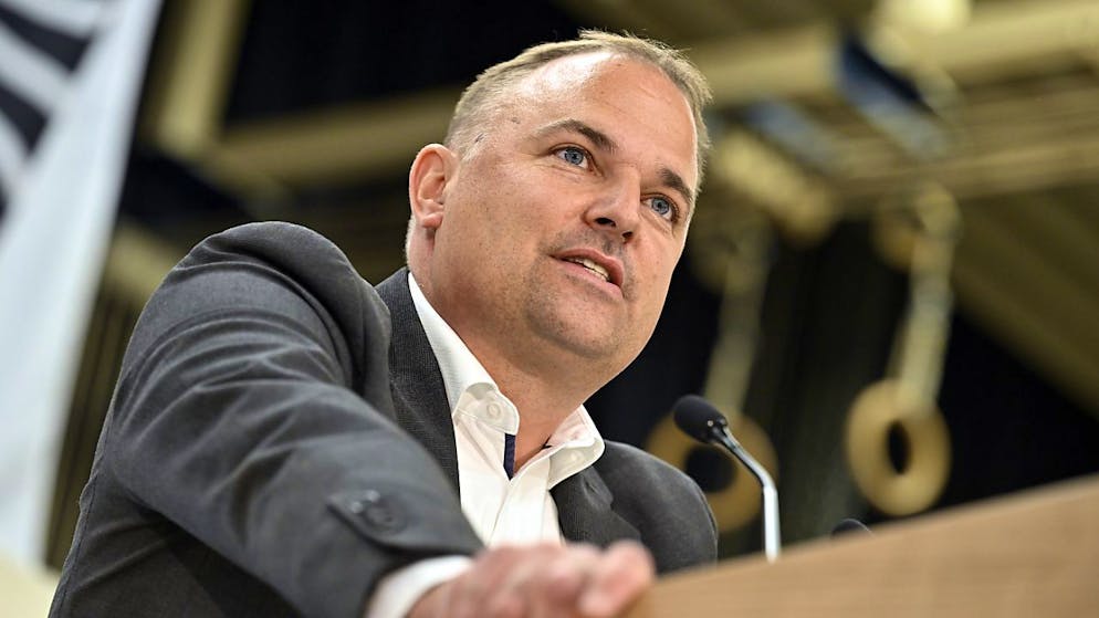 SVP-Parteipräsident Marcel Dettling freut sich über das Ergebnis der Wahl. (Archivbild)