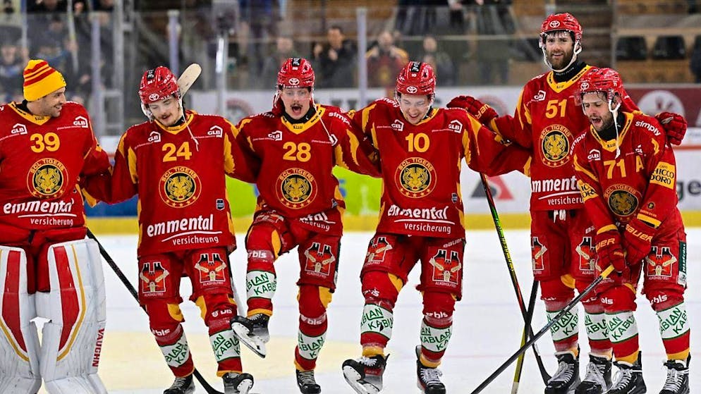 Ajoie with big turnaround - derby wins for ZSC and Bern - Gallery. The SCL Tigers celebrate their first home win in 37 days with exuberance