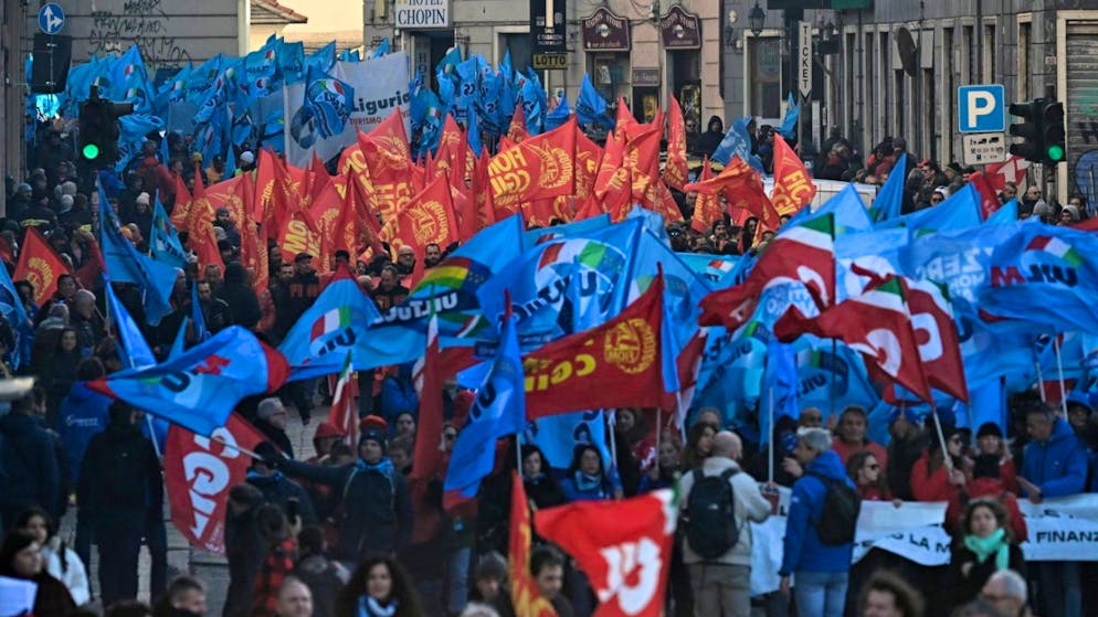 Nelle piazze sono scesi migliaia di lavoratori.