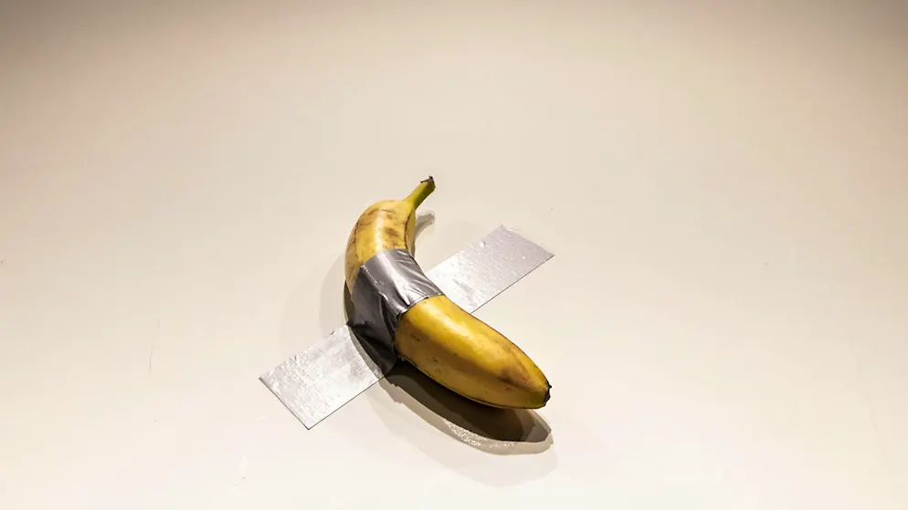 Arte concettuale. Il magnate delle cripto mangia la banana di Cattelan da 6 milioni: «È davvero molto buona»