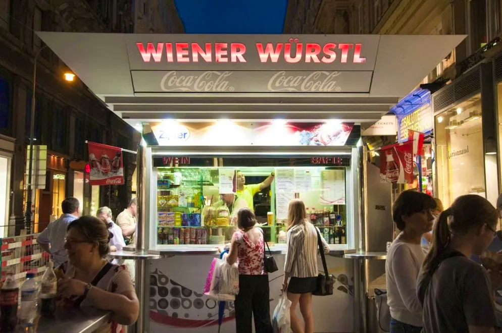 I chioschi di salsicce viennesi sono frequentati da tutte le fasce della popolazione e a tutte le ore del giorno e della notte.