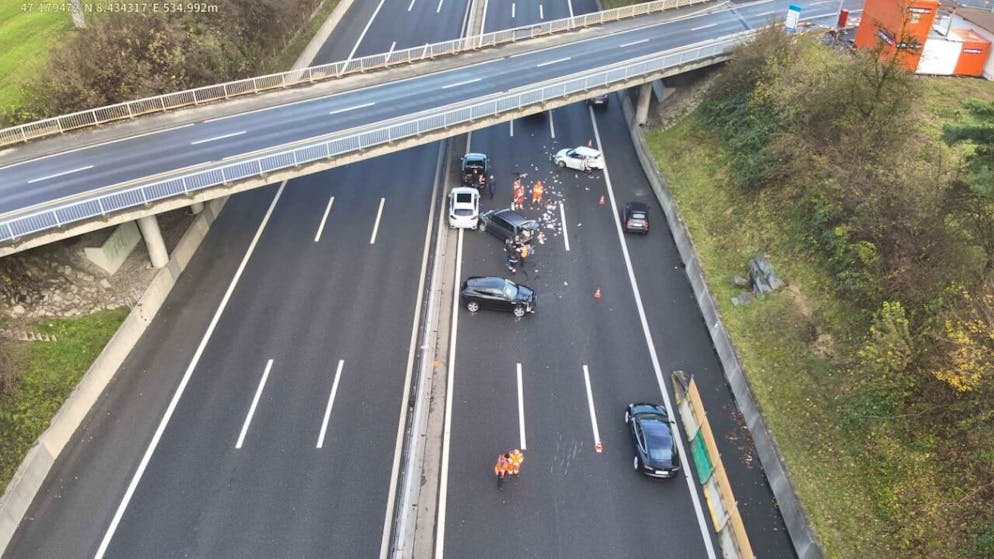 Der Unfall blockerte die ganze Autobahn.