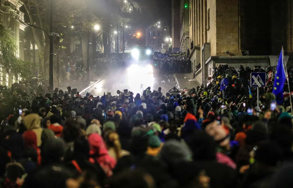 Des partisans de l'opposition géorgienne affrontent la police anti-émeute lors d'une manifestation devant le bâtiment du Parlement à Tbilissi, en Géorgie, le 29 novembre 2024