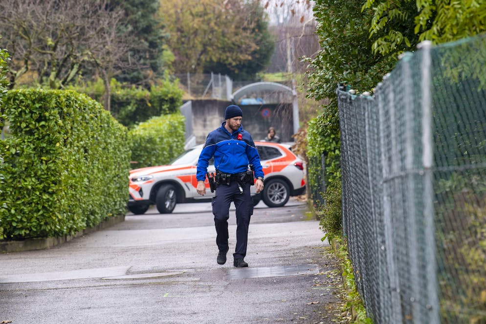 Nella foto Polizia cantonale ambulanza e scientifica poco prima delle 10:30 di martedì 26 novembre nei pressi di  un'abitazione di via Campo Sportivo dove è stato rinvenuto il corpo privo di vita di una 65enne.
