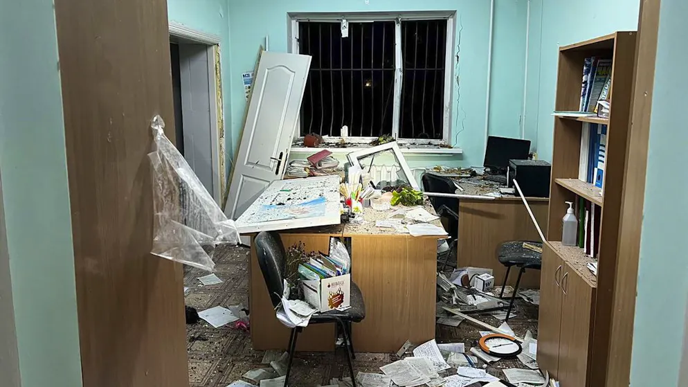 Eine russische Kampfdrohne richtete in einer Kinderpoliklinik in einer Wohngegend von Kyiv erheblichen Schaden an. (28. November 2024) 