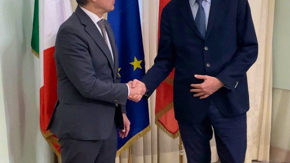 Ignazio Cassis stringe la mano a Giancarlo Giorgetti