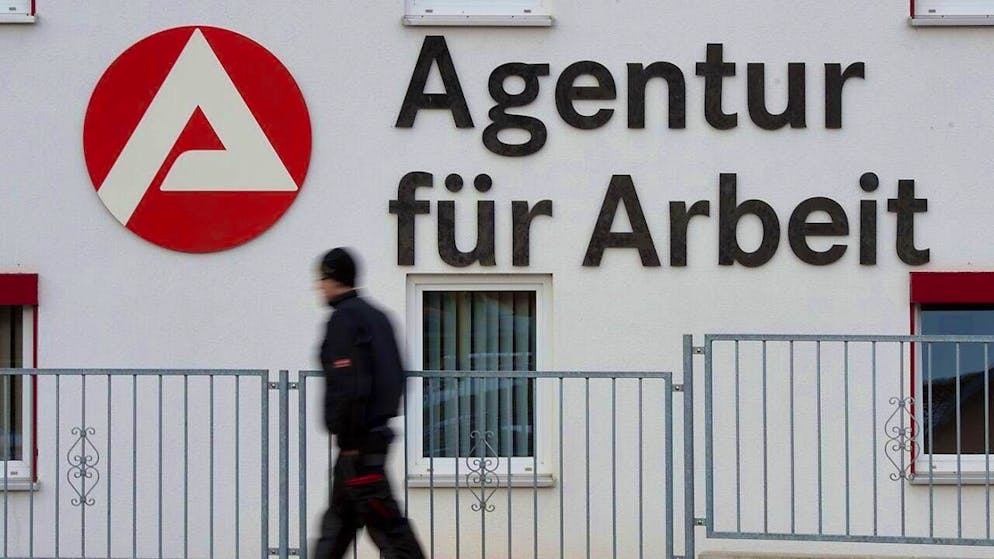 The number of unemployed people in Germany fell by 17,000 to 2.77 million in November compared to the previous month of October. Compared to October, the unemployment rate fell by 0.1 points to 5.9 percent.