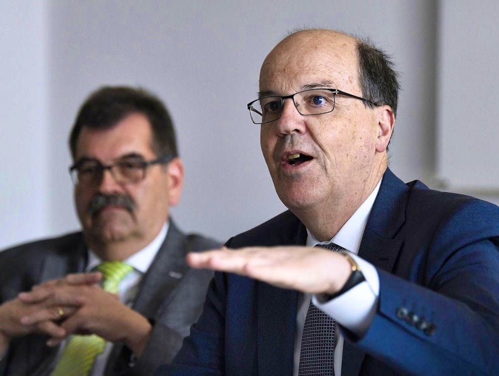 14 billion hole in the SBB expansion: rail professional Guido Schoch (right) reads the politicians the riot act.