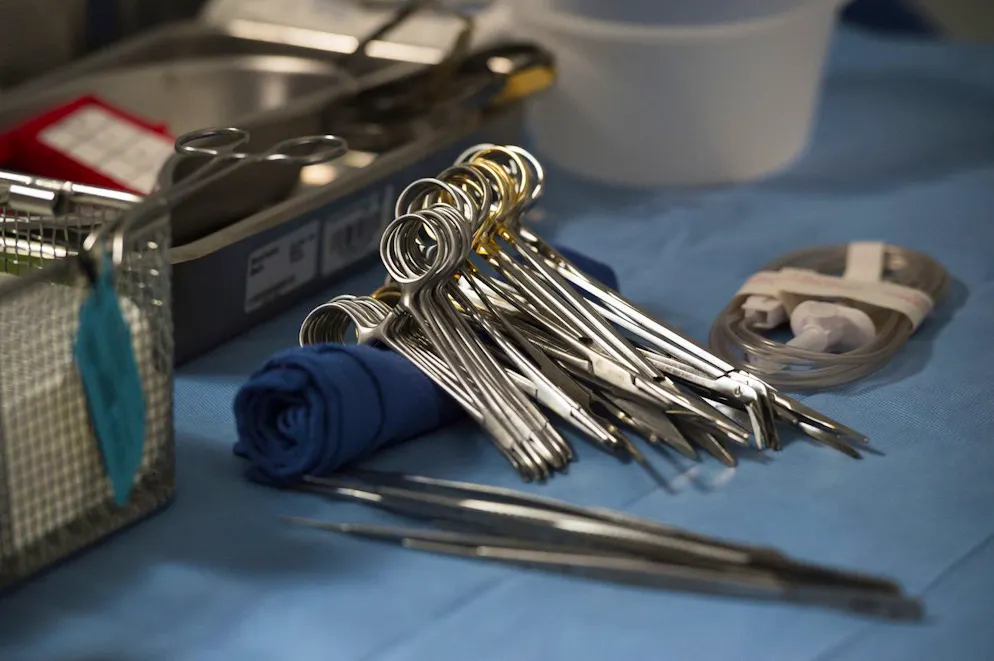 Une autopsie devra désormais être réalisée pour déterminer les vraies causes du décès de l'homme. 