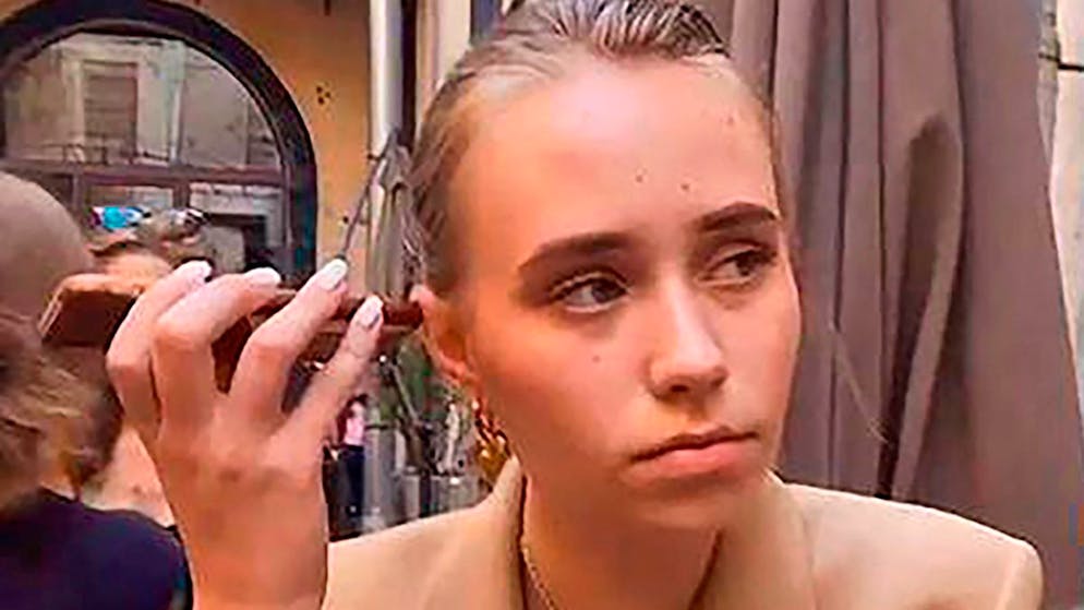 Découvrez son histoire. La fille illégitime de Vladimir Poutine «vit à Paris sous un faux nom»