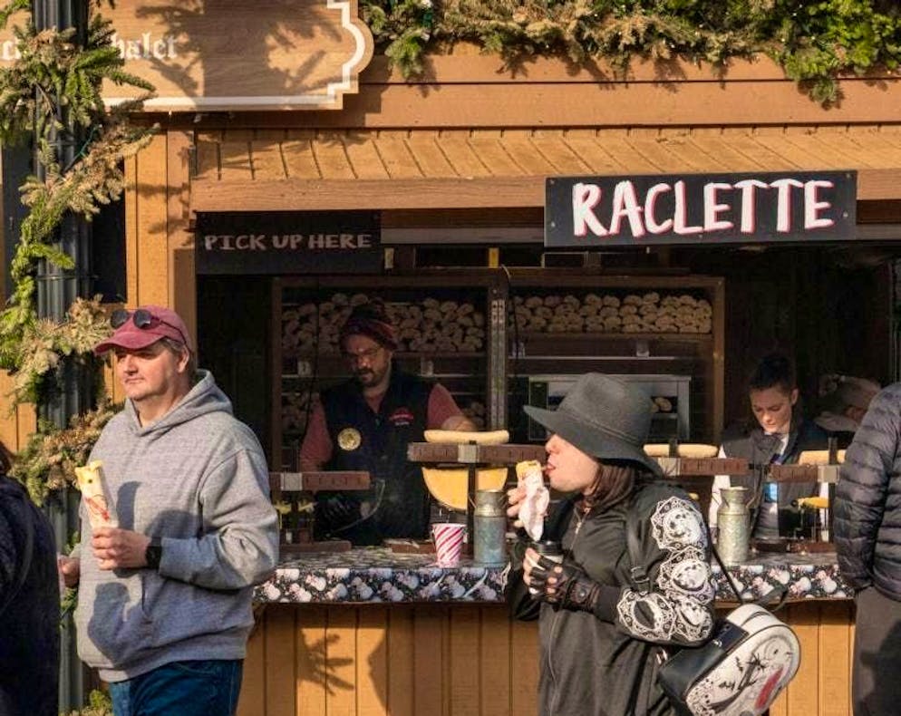 La richiesta di un giovane noto come estremista di destra per una bancarella al mercatino di Natale di Hagenbuch ha causato uno scandalo nella comunità.
