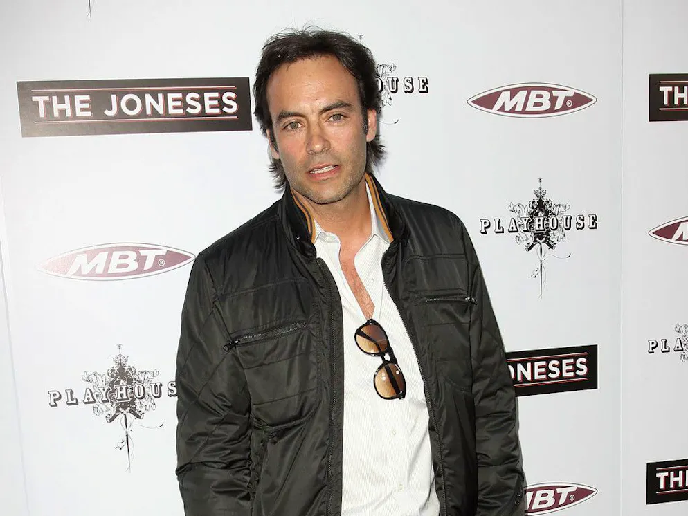 Anthony Delon a réagi le 27 novembre contre les rumeurs de bisexualité de son père.