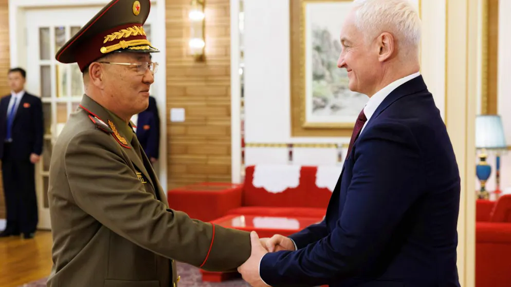 Der nordkoreanische Verteidigungsminister No Kwang Chol und der russische Verteidigungsminister Andrej Beloussow bekräftigen die Zusammenarbeit.