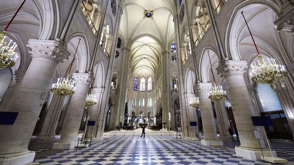 «C'est sublime», s'est exclamé le chef de l'Etat en découvrant la cathédrale reconstruite. «Elle est beaucoup plus hospitalière avec cette pierre blonde», nettoyée de la saleté accumulée au fil des décennies.