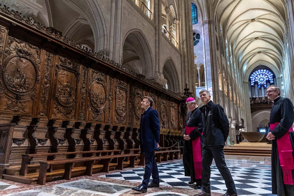 «Questa metamorfosi la dobbiamo a voi», ha detto Emmanuel Macron, in un sentito omaggio agli oltre 2000 (ri)costruttori di cattedrali, «uomini e donne» che hanno lavorato «giorno e notte» per la rinascita della Grande Signora di Parigi.
