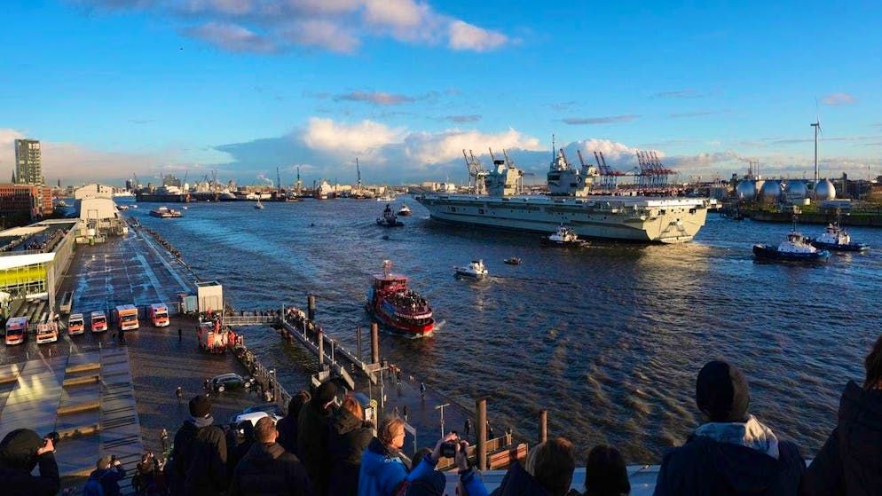 The Royal Navy aircraft carrier "Queen Elizabeth" enters the port of Hamburg on November 18.