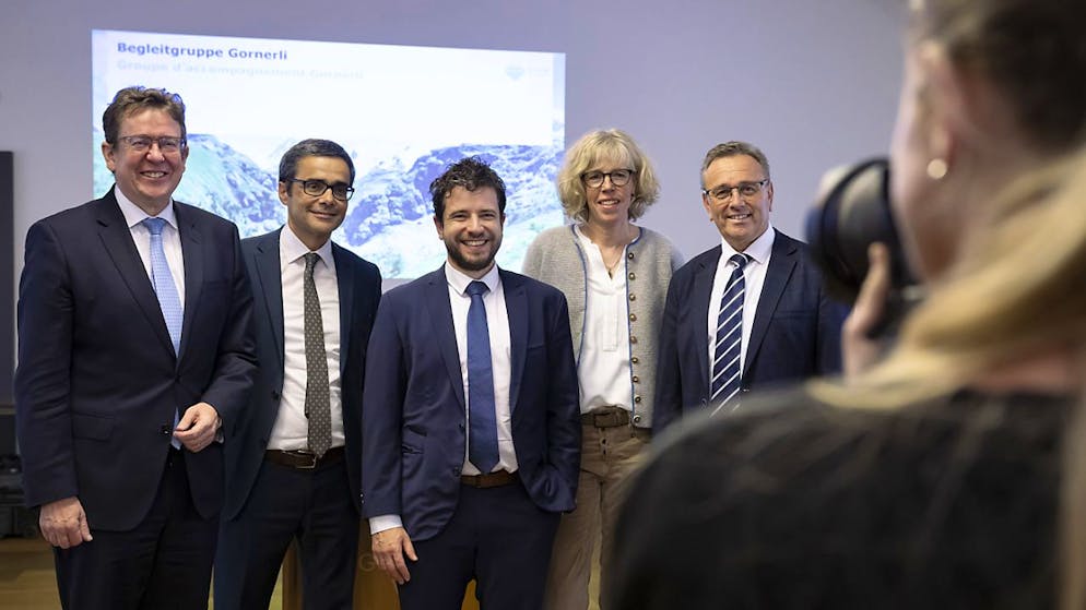 Le conseiller fédéral Albert Rösti, Beat Imboden (directeur de Grande Dixence SA), Amédée Murisier (président de Grande Dixence SA), la présidente de Zermatt Romy Biner-Hauser et le conseiller d'Etat valaisan Roberto Schmidt ont fait le point sur le projet du Gornerli.
