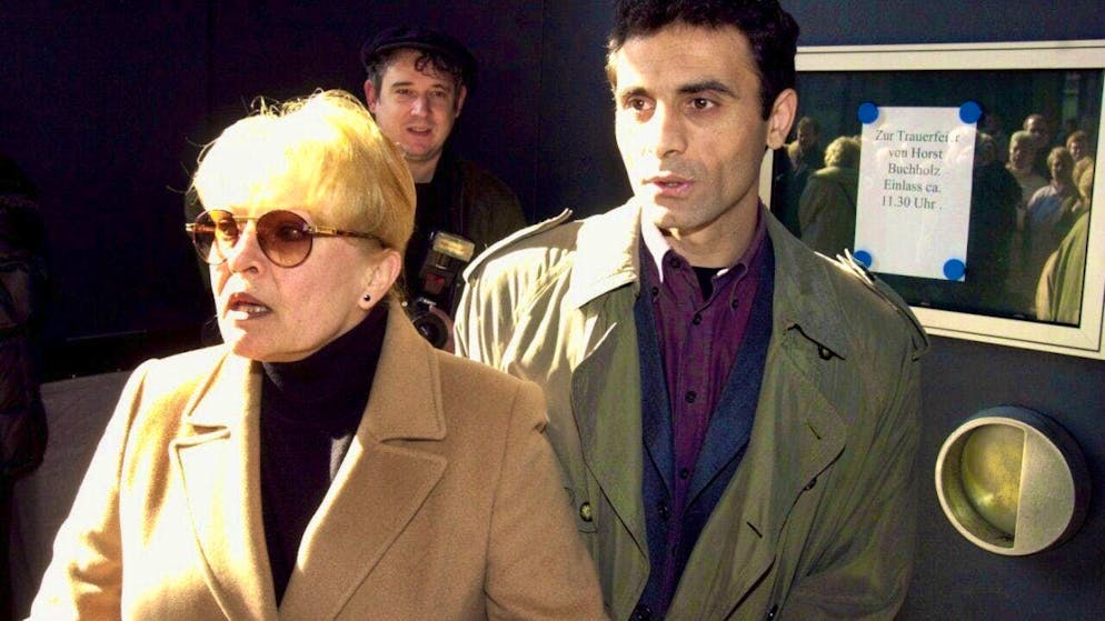 ARCHIVE - The actress Karin Baal with her husband Cevdet Celik, 30 years her junior. Photo: Marcel Mettelsiefen/dpa