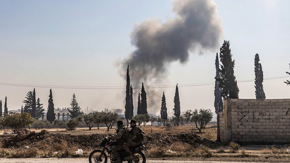 Rauchschwaden nach einem Luftangriff in Aleppo. Foto: Anas Alkharboutli/dpa