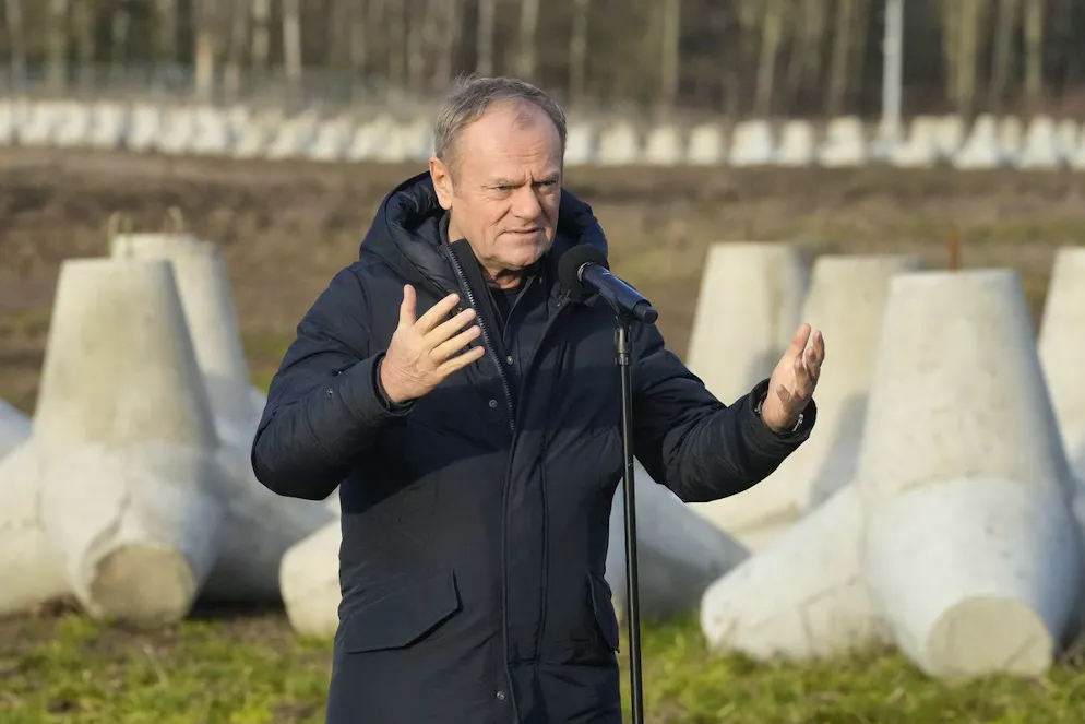 Polens Ministerpräsident Donald Tusk spricht während seinem Besuch an der Grenze zur russischen Exklave Kaliningrad