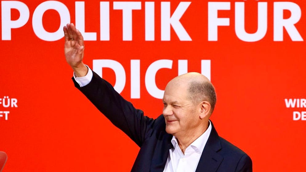 Devant des centaines de membres du parti social-démocrate (SPD) à Berlin, Olaf Scholz a promis de garder "la tête froide" au sujet de la guerre entre la Russie et l'Ukraine, dénonçant les accents bellicistes de son adversaire.