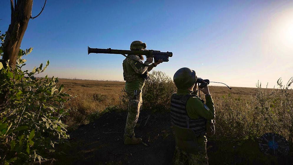 Soldiers in action on the front line in eastern Ukraine. Russian troops could break through the front lines at any time.