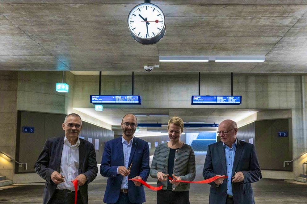 Christa Hostettler at the inauguration of the new passenger subway West at Fribourg station, together with Jean-Francois Steiert, State Councillor of the Canton of Fribourg, Elias Moussa, Municipality of Fribourg, and Vincent Ducrot, CEO SBB (from left).