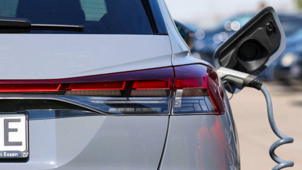 Ein Elektroauto an der Ladesäule.