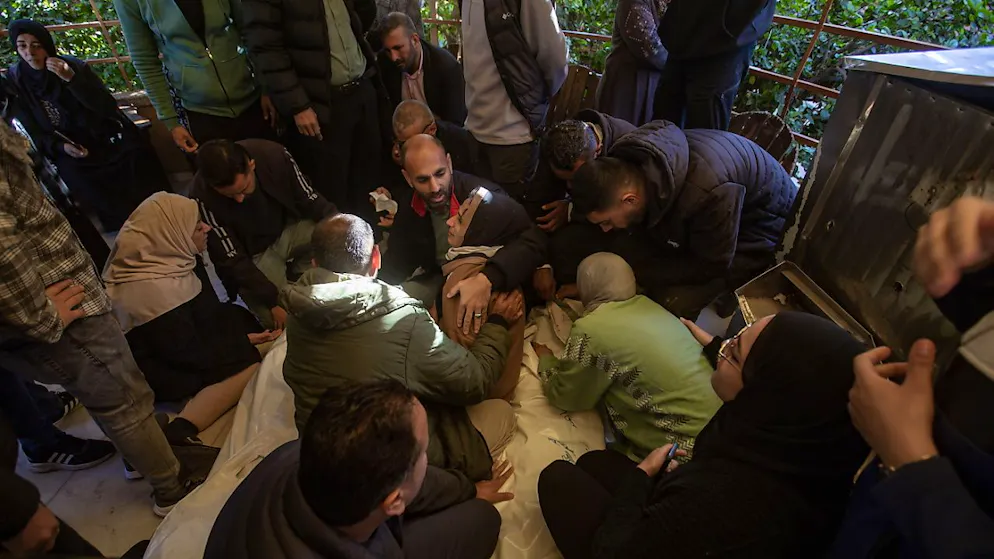 Israël dit avoir attaqué le Hezbollah – humanitaires tués à Gaza - Gallery. Selon la Défense civile de Gaza, "au moins cinq martyrs ont été transférés, dont trois employés de WCK" après un bombardement israélien sur une voiture qui circulait sur la route principale Salaheddine, dans le nord-est de Khan Younès. Ici, des proches se recueillent près des victimes.