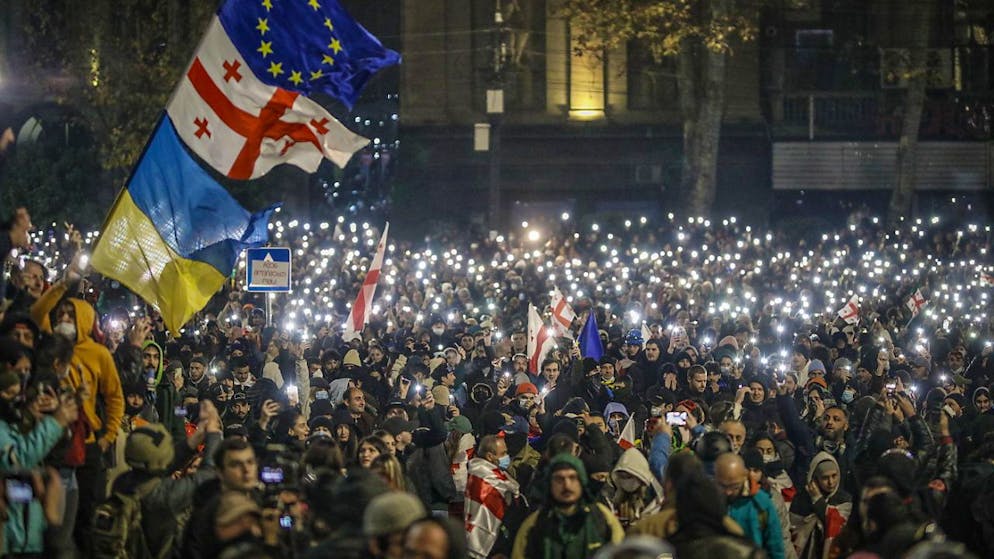 Manifestazioni pro Ue davanti al parlamento di Tbilisi