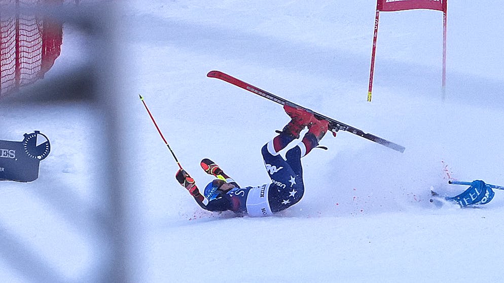 Mikaela Shiffrin stürzt als letzte Fahrende im zweiten Lauf kurz vor dem Ziel.