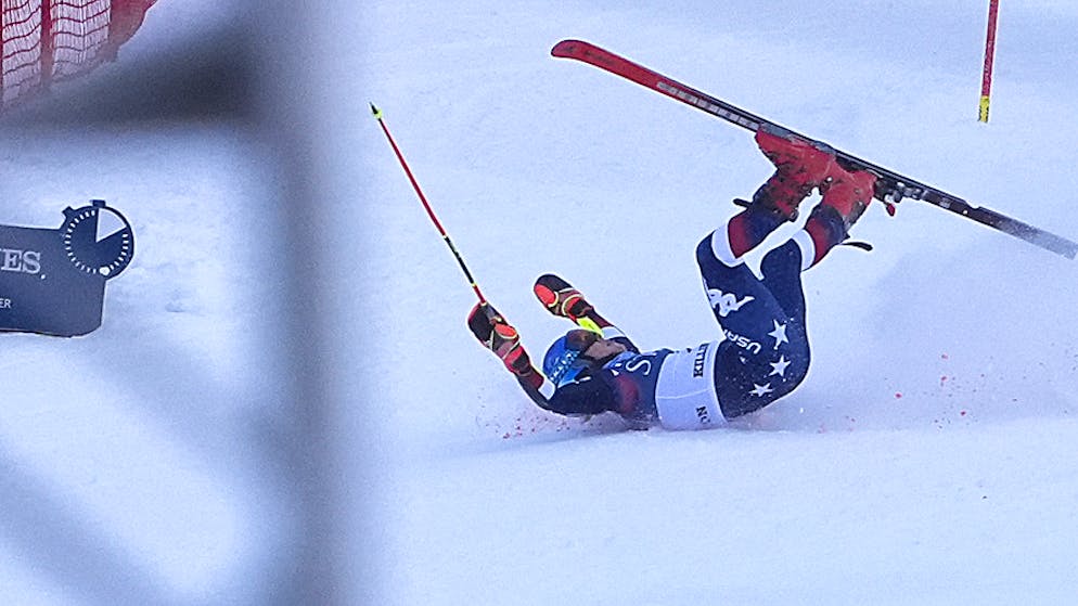Mikaela Shiffrin musste nach ihrem heftigen Sturz mit dem Rettungsschlitten abtransportiert werden.